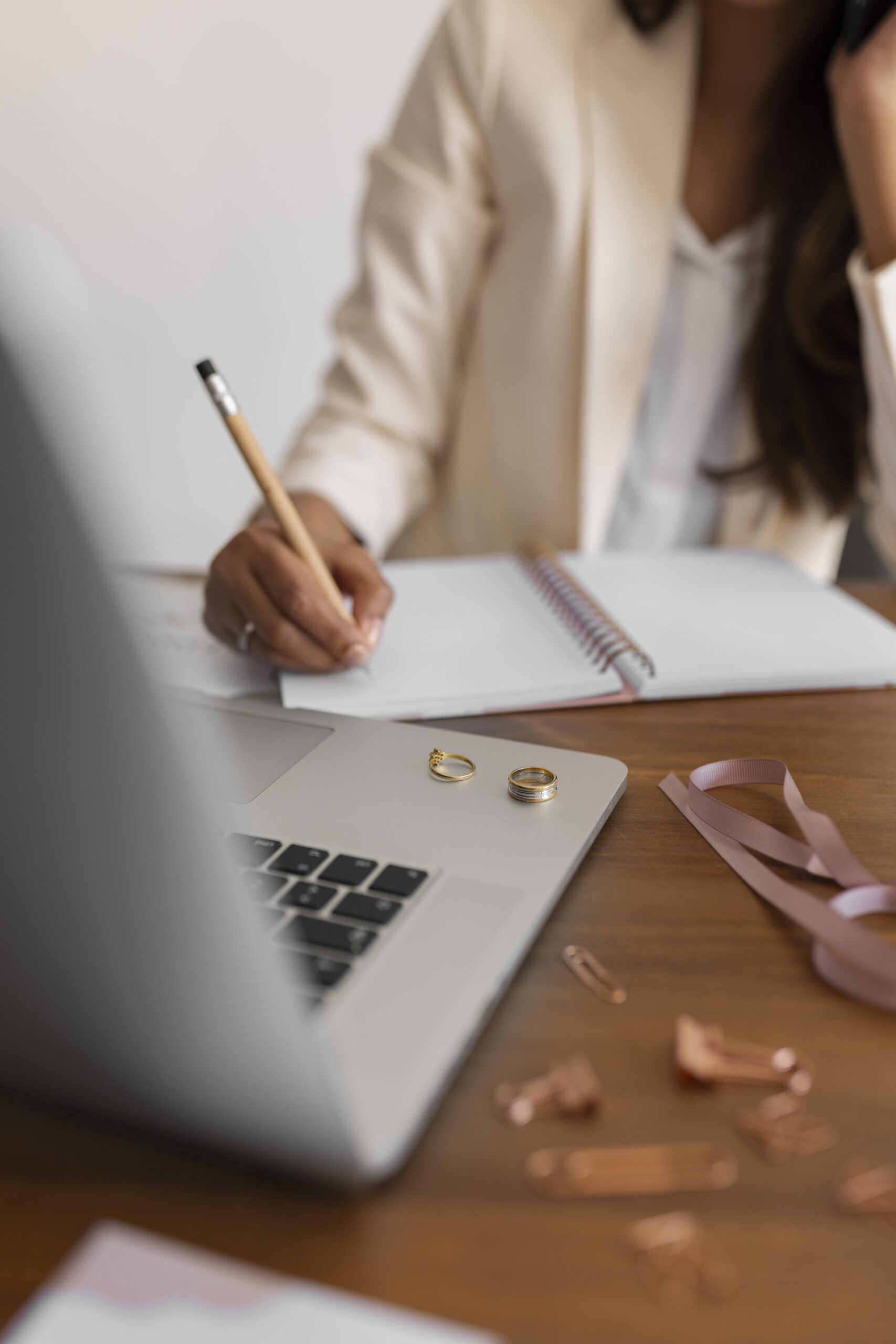 Page D'acceuil high angle wedding planner working